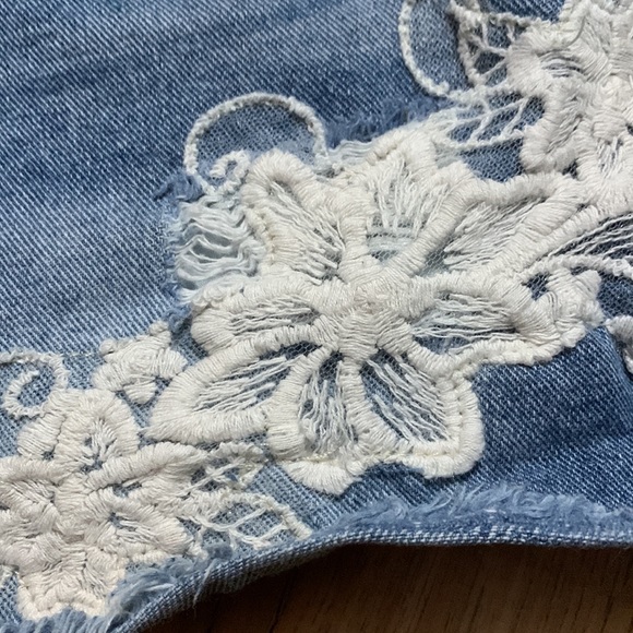 Dex shorts distressed denim embroidered flowers size 25 - Picture 2 of 13